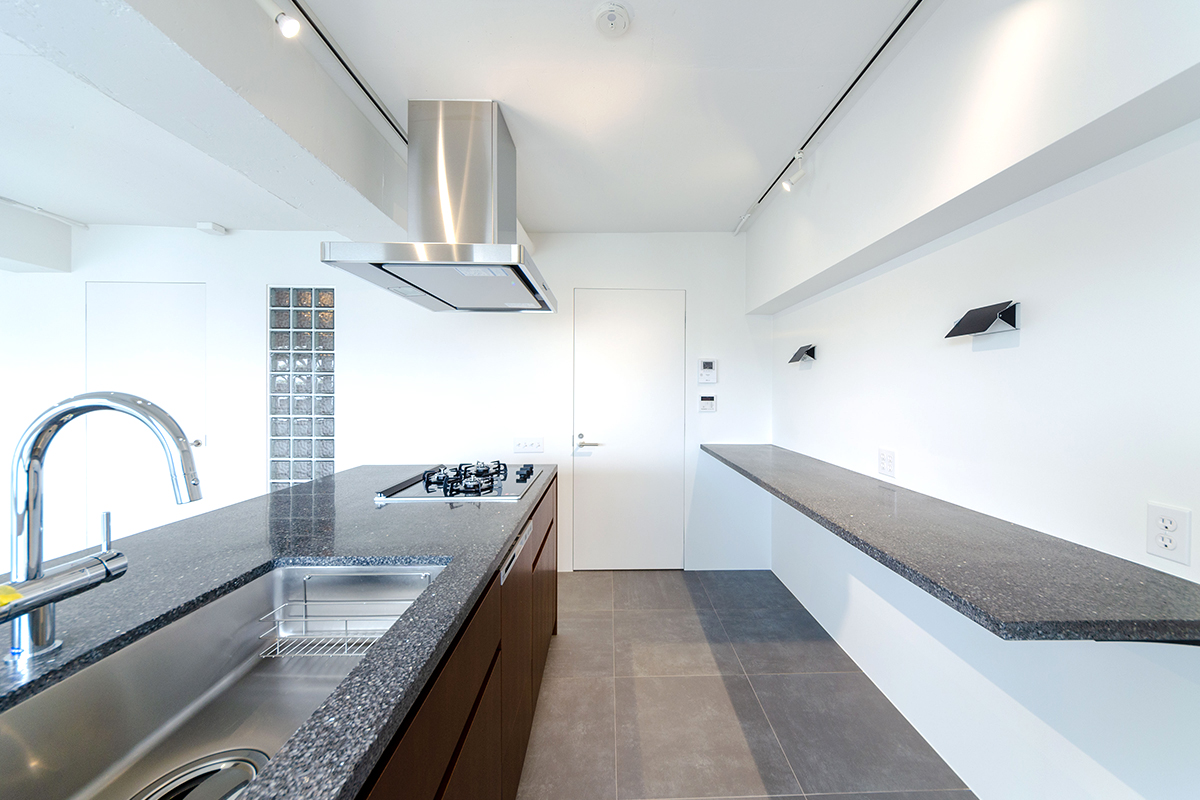 造作キッチンには、材料の組み合わせや配合でバリエーション無限の左官材料「ビールストーン」を採用。