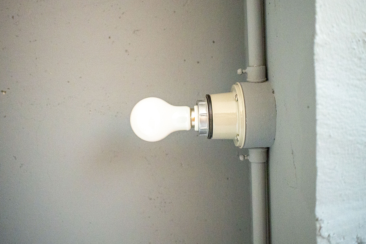 WICの小さな明かりは、E17規格の「磁器製レセップ」。主張は少なく、でも個性はある。